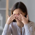 Kedutan Mata Kiri Atas: Arti, Penyebab & Solusi Alami