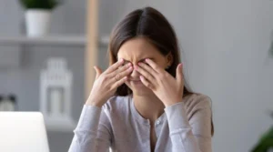 Kedutan Mata Kiri Atas: Arti, Penyebab & Solusi Alami