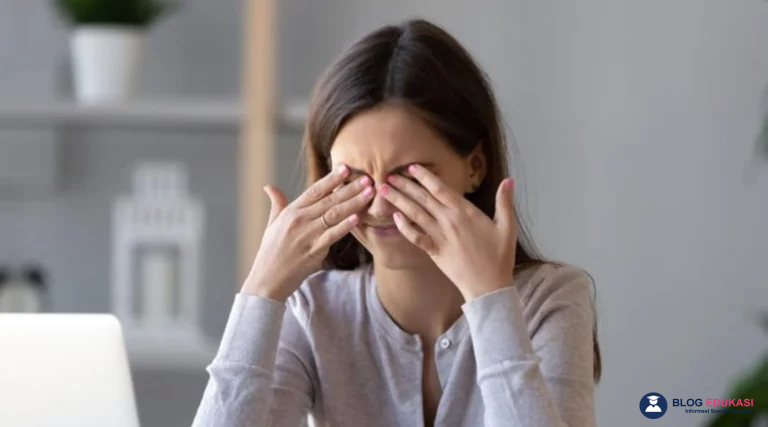 Kedutan Mata Kiri Atas: Arti, Penyebab & Solusi Alami